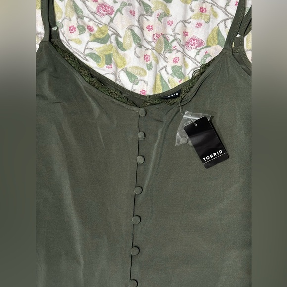 NWT Plus Size Torrid Lace Trim Button Down Cami - Picture 1 of 3